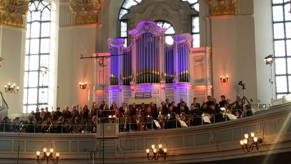 Chor vor der beleuchteten Orgel