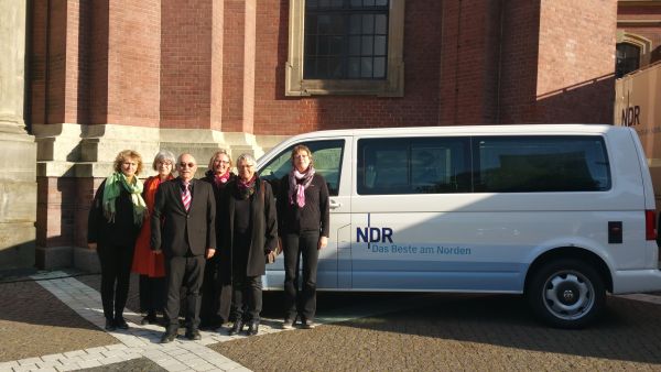 Chormitglieder vor NDR-Lastwagen